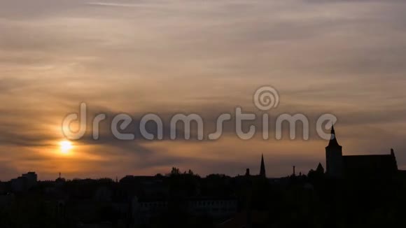 一个美丽的日落笼罩着城市五彩缤纷的天空视频的预览图