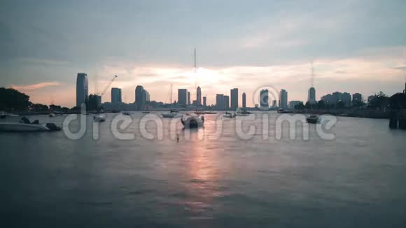 从纽约市出发4k个时间间隔的泽西岛码头景观视频的预览图