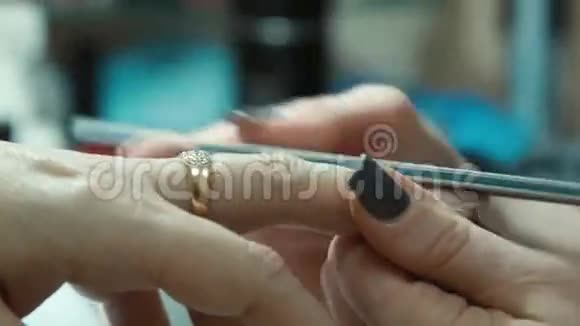 美甲治疗指甲油工艺视频的预览图