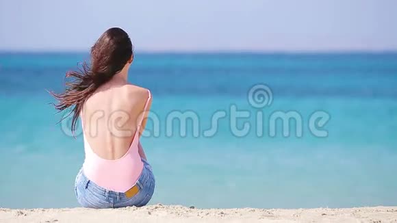 热带度假时海滩上的年轻美女女孩喜欢她在美丽的海滩上散步视频的预览图