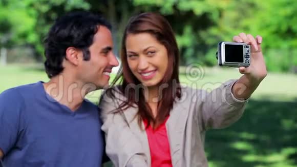 一对微笑的夫妇在拍照视频的预览图