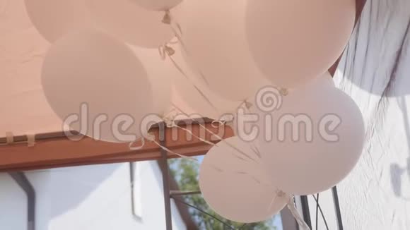 庆祝或聚会用的白色气球视频的预览图