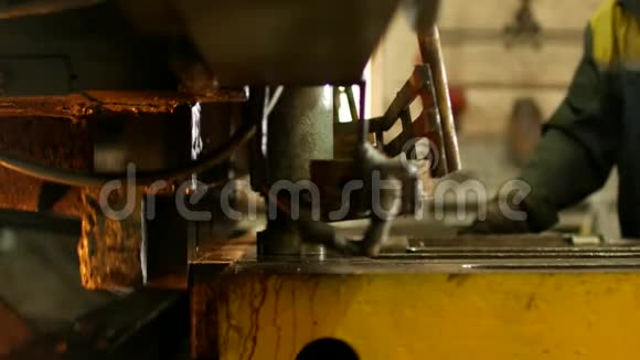 该工人从事生产自动机床上的金属切削金属切削工程视频的预览图