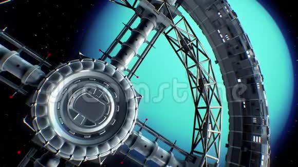 宇宙飞船在天王星的背景上飞入巨大的空间环神的门视频的预览图