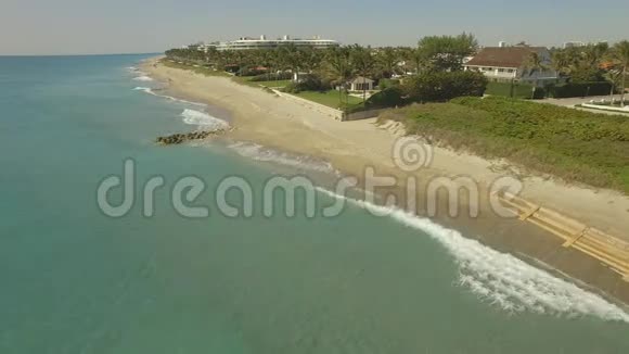 空中镜头在棕榈滩上空飞行是居住和度假的豪华场所视频的预览图