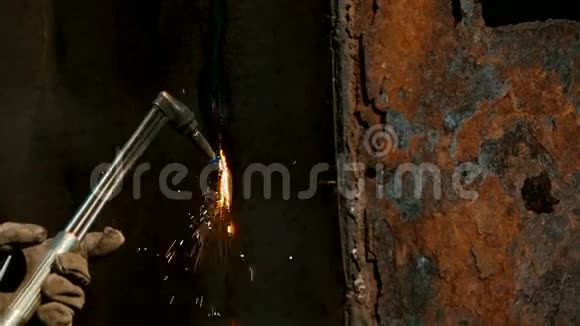 工人用乙炔火炬切割金属视频的预览图