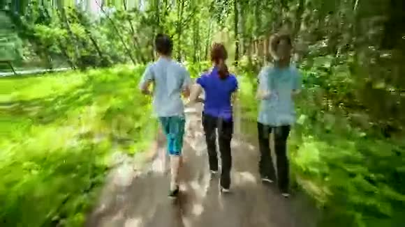 在树林里慢跑视频的预览图