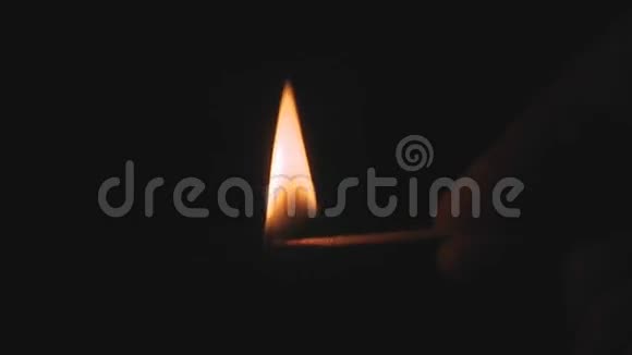火柴棒在黑色背景上燃烧视频的预览图