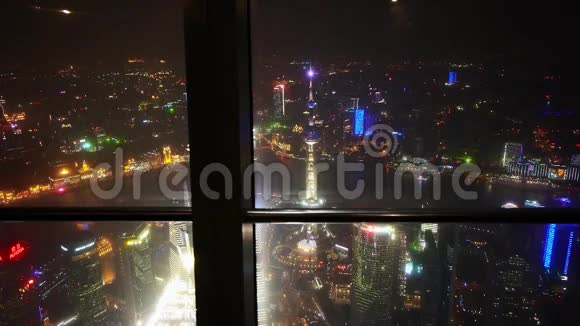 从环丘观光厅俯瞰上海夜景视频的预览图
