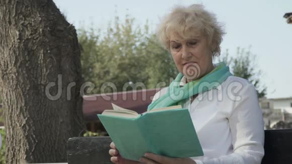 公园老年女性读书画像视频的预览图