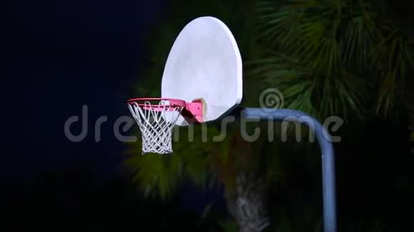 篮球网户外晚射视频的预览图