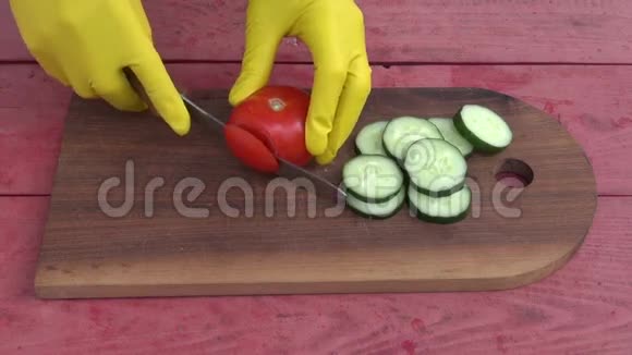 手工切鲜番茄蔬菜视频的预览图