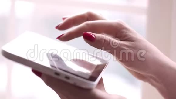 穿着白色衬衫的女人看着平板电脑上的信息女商人在办公室或家里工作打字视频的预览图