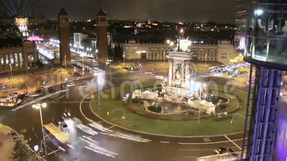 夜4k巴塞罗那广场人群视频的预览图