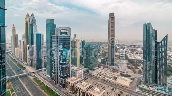 迪拜天际线日落时分美丽的市中心摩天大楼和谢赫扎耶德公路交通迪拜联合视频的预览图