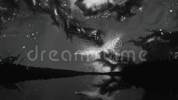 动的彩绘夜晚湖面上方天空上抽象的污渍单色不寻常的天空中有污渍视频的预览图