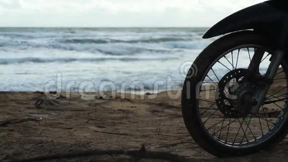 沙滩摩托车前轮剪影视频的预览图