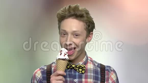 英俊的少年吃冰淇淋视频的预览图