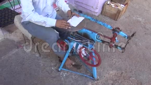 印度工匠用原始工具在街上工作视频的预览图