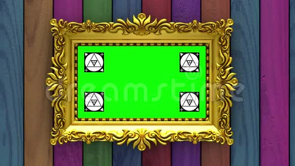 相机沿着金色相框移动在彩色木材背景无缝循环三维动画运动跟踪视频的预览图