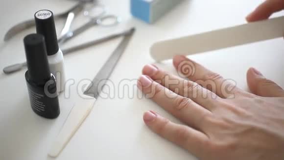 女性手做指甲锯指甲视频的预览图