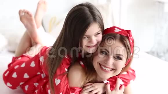 母女俩穿着相配的睡衣在卧室玩耍的视频视频的预览图