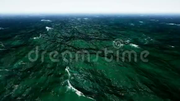 飞越平静的海洋蓝天无缝环的动画4k视频的预览图