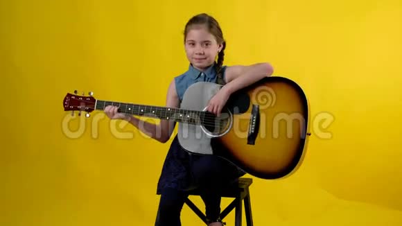 金发女孩蓝眼睛弹吉他视频的预览图