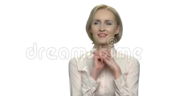 年轻快乐的女人有着体贴的表情视频的预览图