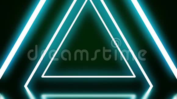 黑色背景上绿色霓虹灯三角形的隧道抽象霓虹灯三角形一个接一个地飞走形成隧道视频的预览图