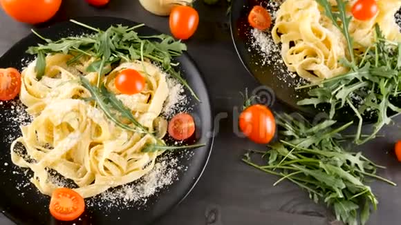 黑色盘子里的意大利面食视频的预览图