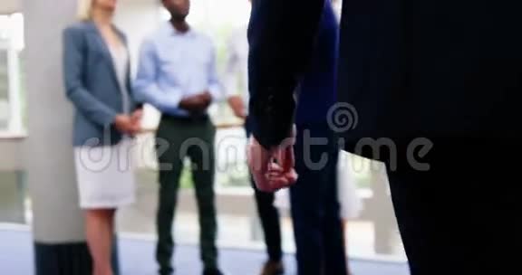 商务主管们互相握手视频的预览图