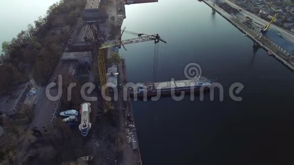 飞过江港视频的预览图