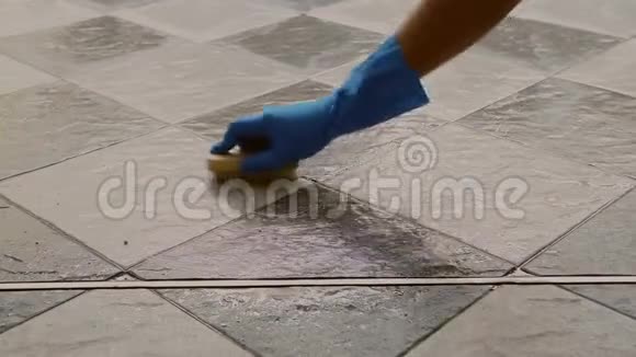 清理瓷砖地面视频的预览图