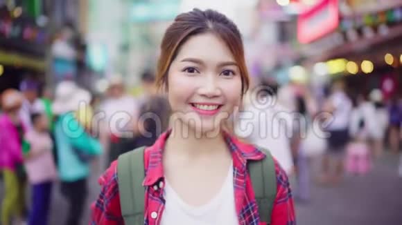 旅行者背包族亚洲妇女在泰国曼谷的高三路旅行视频的预览图