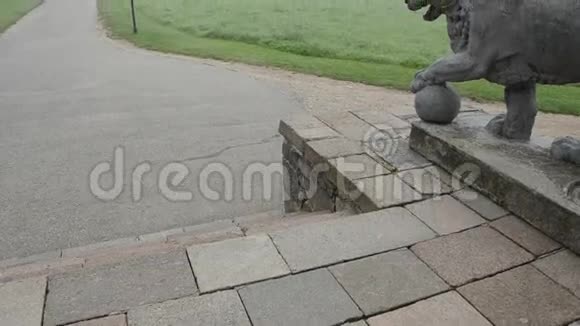 庄园公园的狮子雕塑和薄雾视频的预览图