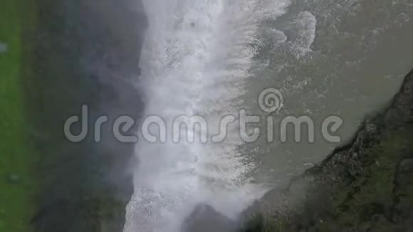 在冰岛水流从高处落下安德列夫视频的预览图