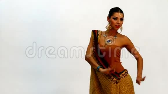 高加索女人以印度风格跳舞视频的预览图