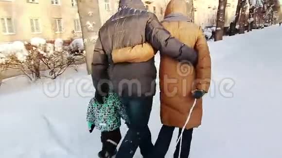 小男孩和他快乐的父母散步视频的预览图