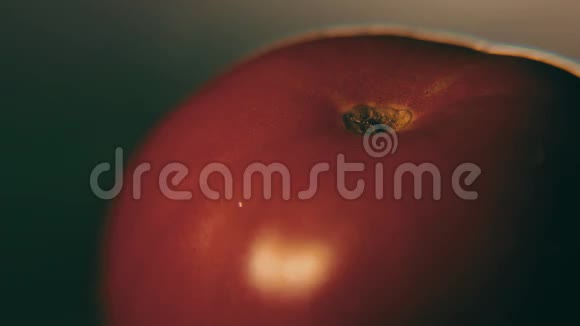 水滴在西红柿上特写宏倾斜移位视频的预览图