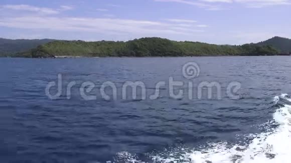 乘船前往泰国热带岛屿视频的预览图