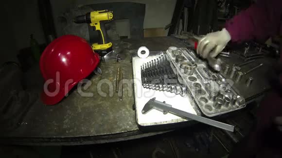 工业车间和手工工具视频的预览图
