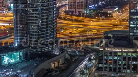 迪拜市中心高速公路立交的鸟瞰夜景视频的预览图