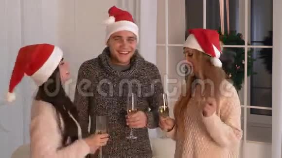人们带着酒精参加圣诞晚会视频的预览图