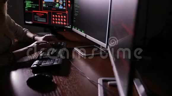 女黑客在电脑上工作晚上打电话视频的预览图