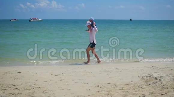 幸福的家庭和孩子们在沙滩上散步热带岛屿天气炎热视频的预览图