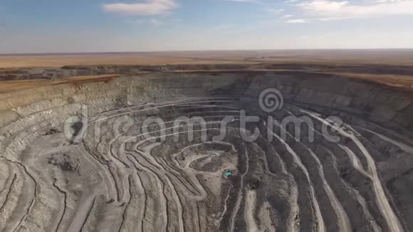 有矿物开采的巨型采石场视频的预览图