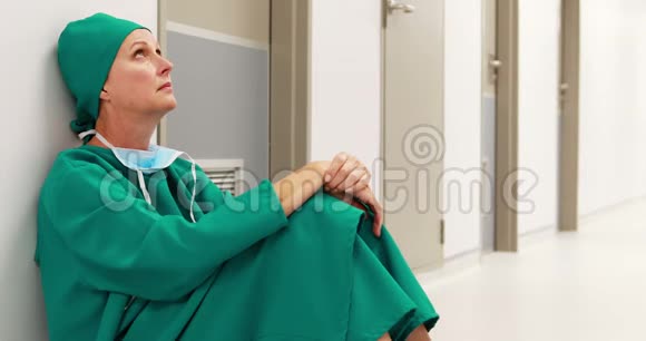 紧张的女医生坐在走廊里视频的预览图