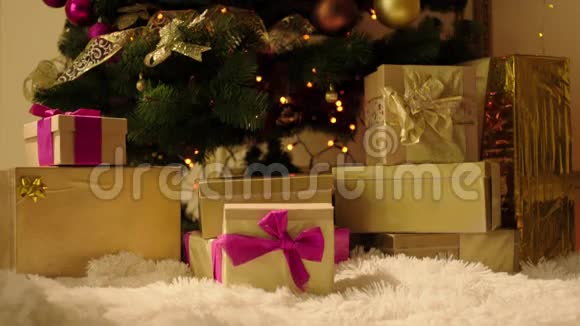 在圣诞树旁摆放礼品盒视频的预览图