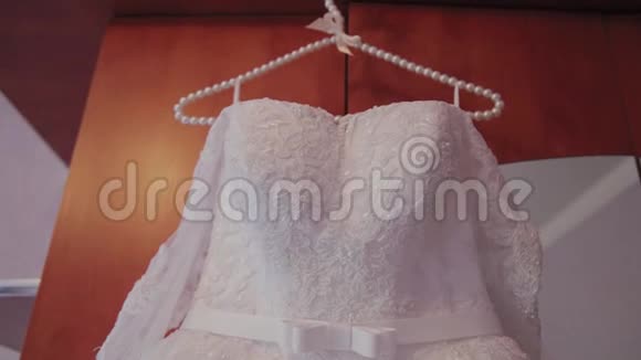 漂亮的婚纱挂在房间的衣架上视频的预览图